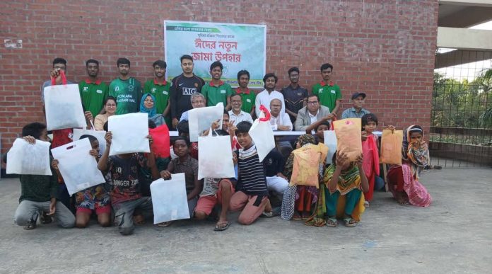 শিক্ষার্থীদের টিফিনের টাকায় জাবিতে পথশিশুদের ইদ উপহার বিতরণ