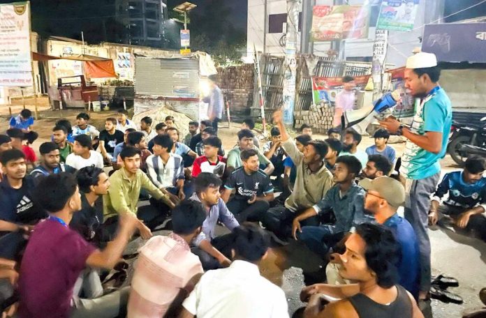 মধ্যরাতে শিক্ষার্থীদের বিক্ষোভ মিছিল: হাইকোর্টের রায়ের বিরুদ্ধে তীব্র প্রতিবাদ