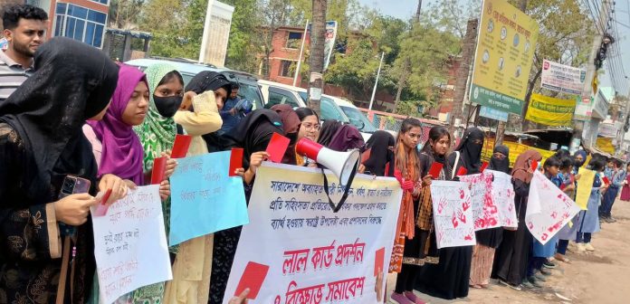 নওগাঁয় স্বরাষ্ট্র উপদেষ্টাসহ প্রশাসনের ব্যর্থতার প্রতিবাদে শিক্ষার্থীদের লাল কার্ড প্রদর্শন