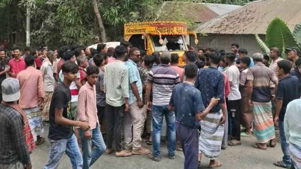 ঈশ্বরদীতে পাওয়ার ট্রলির ধাক্কায় ভ্যানচালক নিহত, নারীসহ আহত ৩
