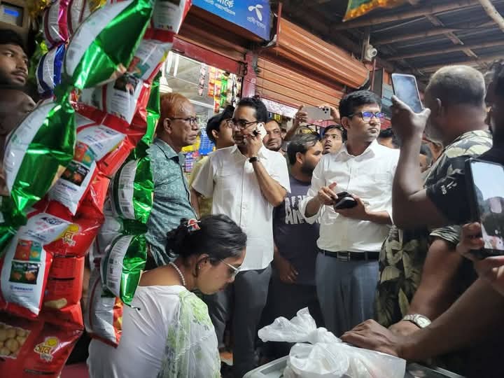 ঈশ্বরদীতে ভোক্তা কর্মকর্তা পরিচয়ে দোকানে অভিযানে গিয়ে তরুণী আটক