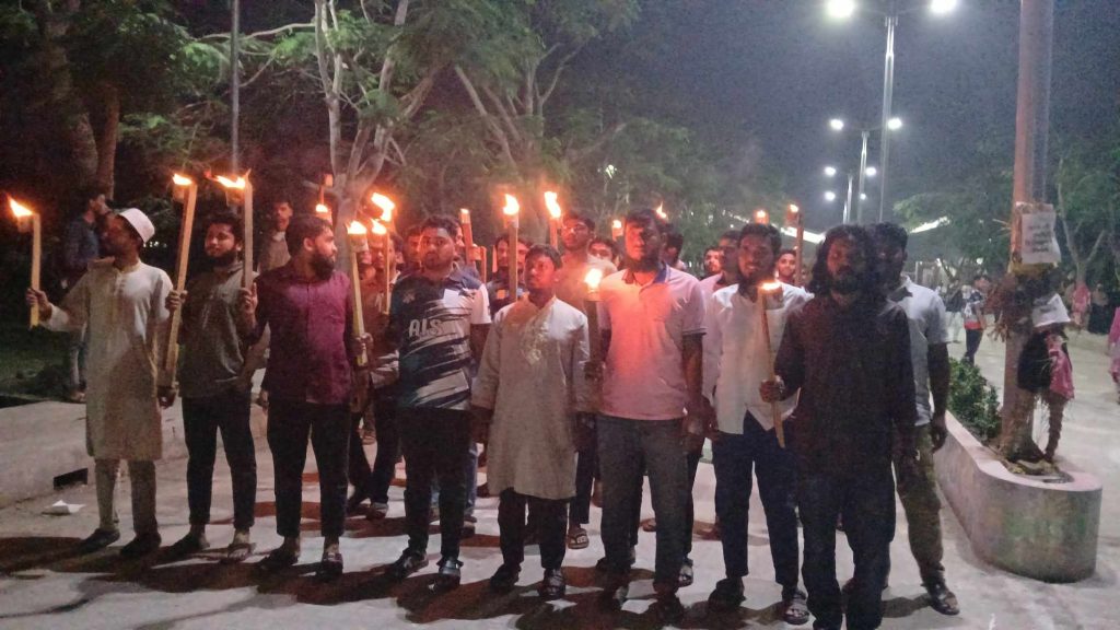 বেরোবিতে যৌন নিপীড়নের বিরুদ্ধে মশাল মিছিল: অভিযুক্ত শিক্ষকদের বরখাস্তের দাবি শিক্ষার্থীদের
