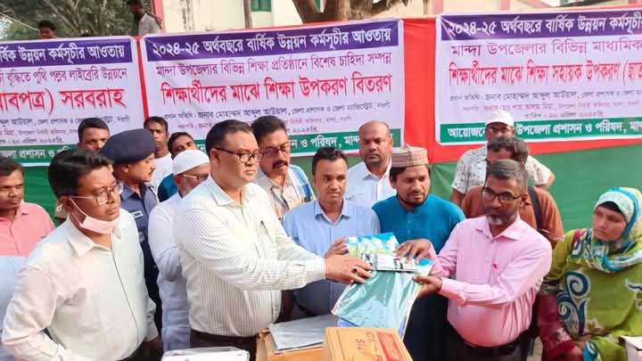 মান্দায় ইউএনও'র উদ্যোগে বিভিন্ন উন্নয়ন উপকরণ বিতরণ