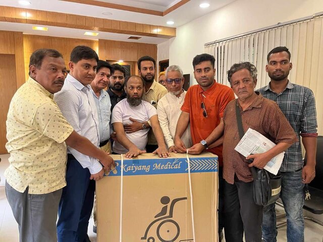 রায়পুরায় শারীরিক প্রতিবন্ধীকে মানবতার হাত বাড়ান উপজেলা নির্বাহী কর্মকর্তা মাসুদ রানা
