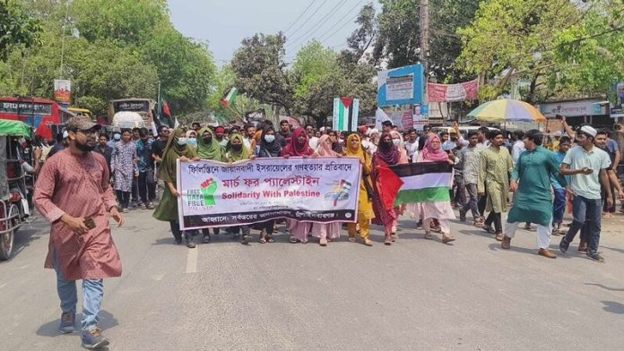 ইসরায়েলের গণহত্যার প্রতিবাদে চাঁপাইনবাবগঞ্জে বিক্ষোভ