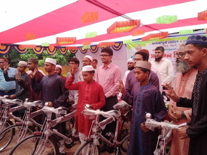 ঈশ্বরদীতে ৪০ দিন জামাতে নামাজ আদায় করায় ৬ তরুণ পেল সাইকেল
