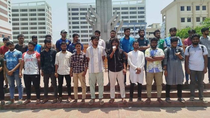 কুয়েট উপাচার্যের পদত্যাগের দাবিতে পাবিপ্রবিতে মানববন্ধন