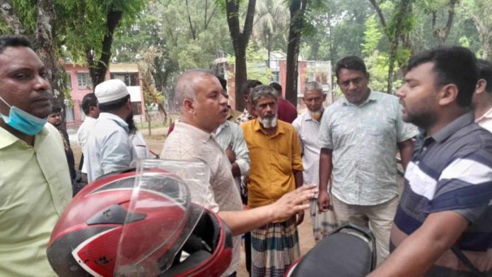 তেঁতুলিয়ায় সংবাদ প্রকাশের জেরে সাংবাদিককে লাঞ্ছিত, উল্টো সাংবাদিকের ভিডিও ধারণ