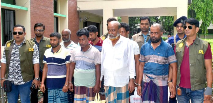 নওগাঁয় আন্তঃজেলা ডাকাত চক্রের ৮ সদস্য গ্রেফতার, উদ্ধার লুণ্ঠিত অটোভ্যান ও ব্যাটারি