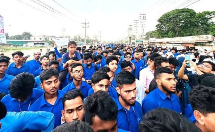 নরসিংদীতে ৬ দফা দাবিতে পলিটেকনিক শিক্ষার্থীদের ঢাকা-সিলেট মহাসড়ক অবরোধ