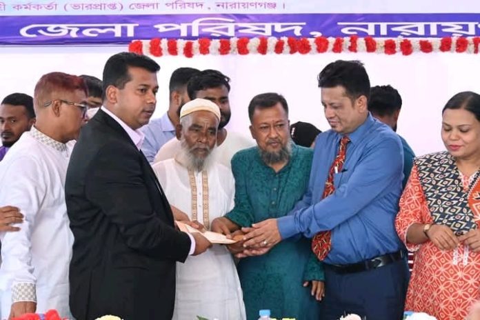 নারায়ণগঞ্জ জেলা প্রশাসনের পক্ষ থেকে ২১ শহীদ পরিবারকে আর্থিক সহায়তা প্রদান