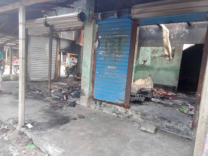 নীলফামারী সদরে মনাগঞ্জ বাজার রাতের আঁধারে  অগ্নিকান্ডে পুড়ে ছাই
