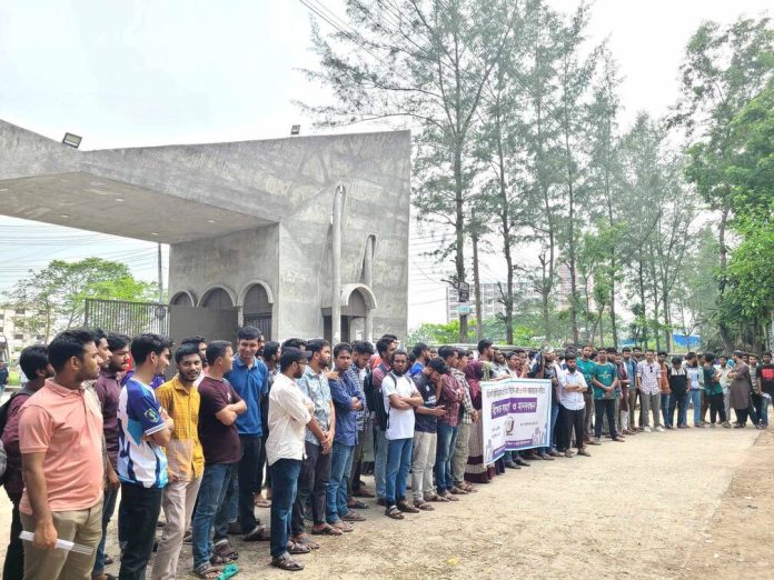 পাবিপ্রবিতে ৩ দফা দাবিতে বিএসসি ইঞ্জিনিয়ারদের বিক্ষোভ সমাবেশ ও মানববন্ধন
