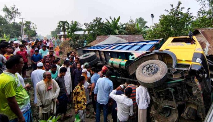ভূঞাপুরে নিয়ন্ত্রণ হারিয়ে বসতঘরে ট্রাক, প্রাণ কেড়ে নিল ঘুমন্ত নারীর