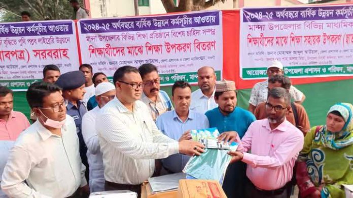 মান্দায় ইউএনও'র উদ্যোগে বিভিন্ন উন্নয়ন উপকরণ বিতরণ
