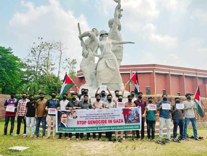 মুখে কালো কাপড় বেঁধে ইসরায়েলি সহিংসতার প্রতিবাদ করলো বাকৃবি ছাত্রদল