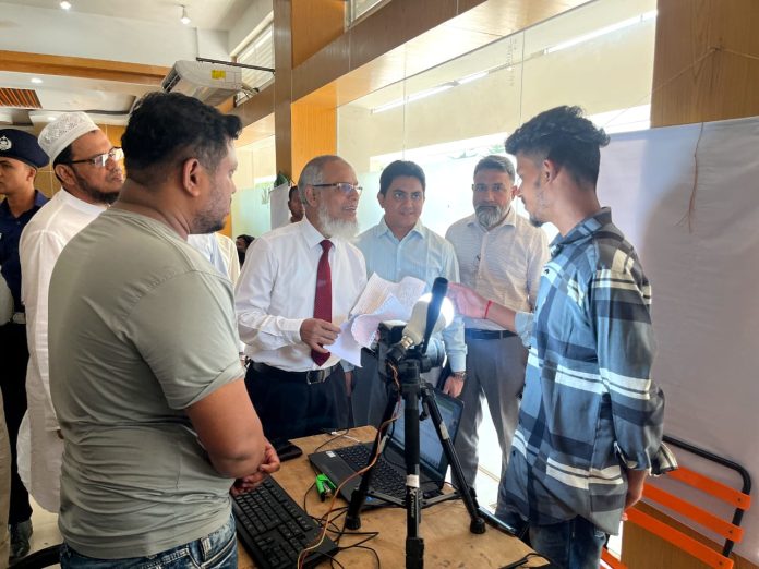 রায়পুরায় ভোটার নিবন্ধন কার্যক্রম পরিদর্শন করেন নির্বাচন কমিশনার আনোয়ারুল ইসলাম
