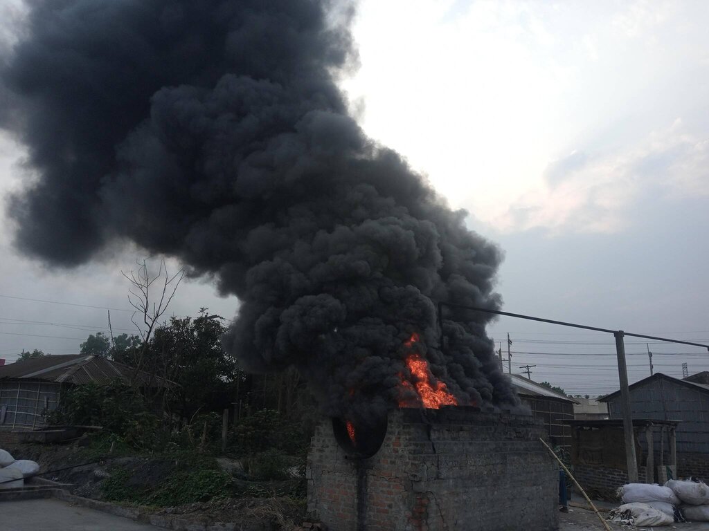 ঈশ্বরদীতে চালকলে পোড়ানো হচ্ছে ঝুট ও প্লাস্টিক, পরিবেশে ভয়াবহ দূষণ