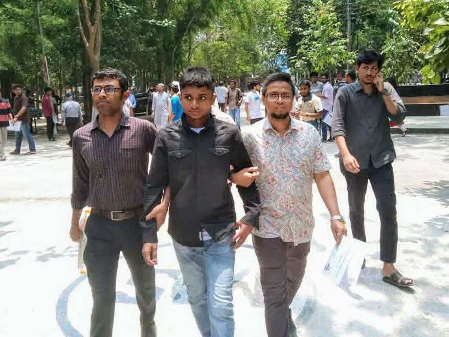 বেরোবিতে গুচ্ছভর্তি পরীক্ষায় প্রক্সি দিতে এসে নবম শ্রেণি পাস যুবক আটক