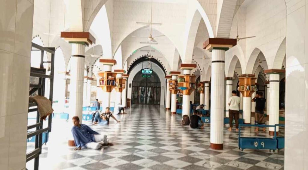 মোঘল আমলের তিন শতাব্দীর লালবাগ শাহী মসজিদ