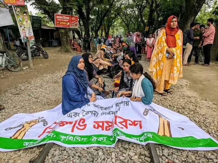 ৬ দফা দাবি আদায়ে রেলপথ অবরোধ ও প্রধান উপদেষ্টা বরাবর স্মারকলিপি বাকৃবির শিক্ষার্থীদের