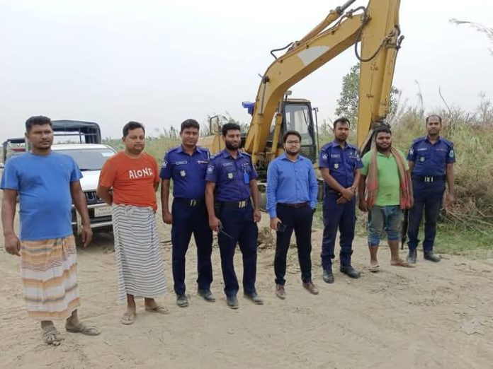 ঈশ্বরদীতে অবৈধ মাটি-বালি উত্তোলনে এক ব্যবসায়ীকে এক লক্ষ টাকা জরিমানা