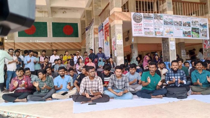 উপাচার্যের পদত্যাগের দাবিতে প্রশাসনিক ভবনে তালা দিলেন ববি শিক্ষার্থীরা