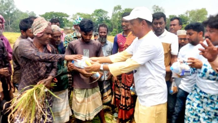 তীব্র তাপদাহে বিশুদ্ধ পানি ও স্যালাইন বিতরণ বিএনপি কেন্দ্রীয় নেতার