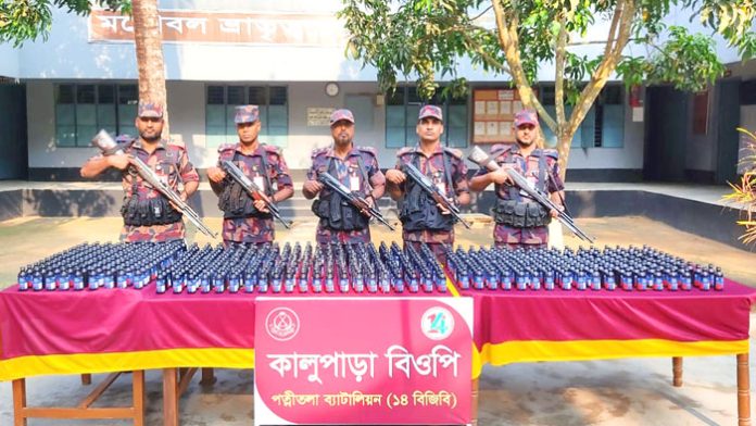 ধামইরহাট সীমান্তে বিজিবির অভিযানে ৬ শতাধিক ফেনসিডিল উদ্ধার