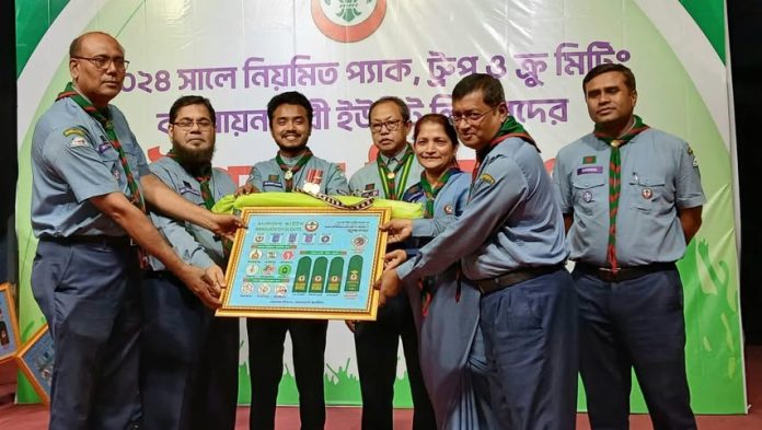নিয়মিত ক্রু মিটিং বাস্তবায়ন করায় পুরস্কার পেলেন বাকৃবির রোভার স্কাউট লিডার