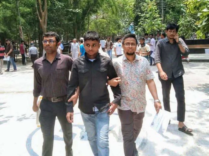 বেরোবিতে গুচ্ছভর্তি পরীক্ষায় প্রক্সি দিতে এসে নবম শ্রেণি পাস যুবক আটক