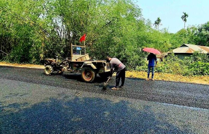 সড়ক সংস্কার কাজে ধীরগতি, চরম ভোগান্তিতে  চালক-যাত্রীরা!