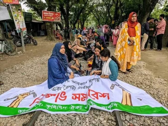 ৬ দফা দাবি আদায়ে রেলপথ অবরোধ ও প্রধান উপদেষ্টা বরাবর স্মারকলিপি বাকৃবির শিক্ষার্থীদের